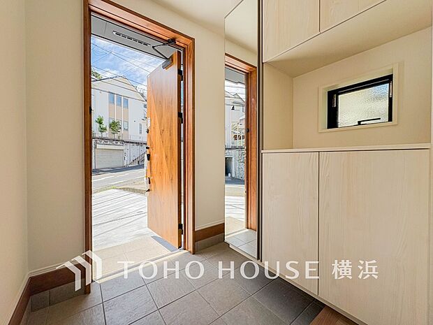 上質感漂う玄関と廊下。居住者の帰り、訪れる方を優しく迎えてくれます。