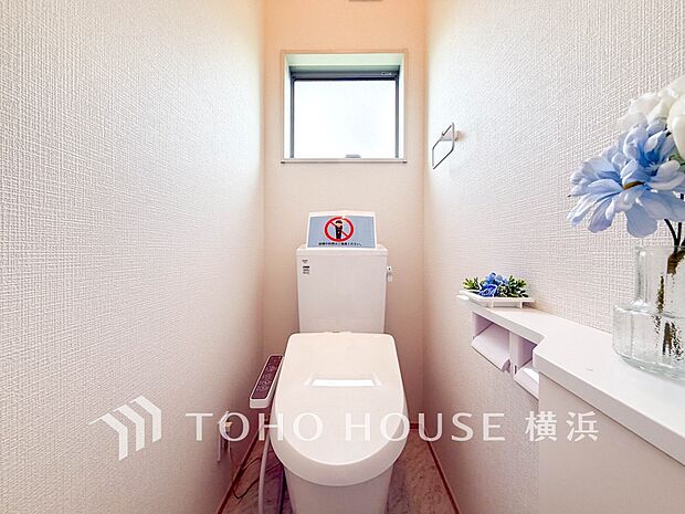 清潔感溢れるトイレ。落ち着いた空間で安らぎのひとときをお過ごしいただけます。