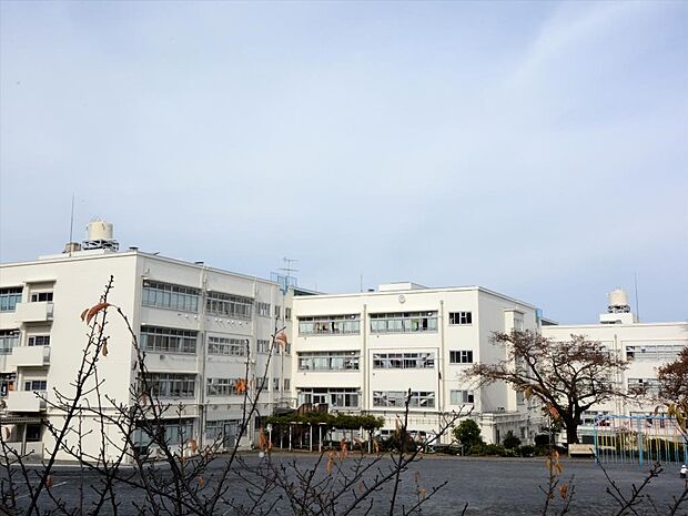 横浜市立横浜深谷台小学校　1400m　徒歩18分。お友達との会話も弾む通学路。お子様のかけがえのない思い出に。 