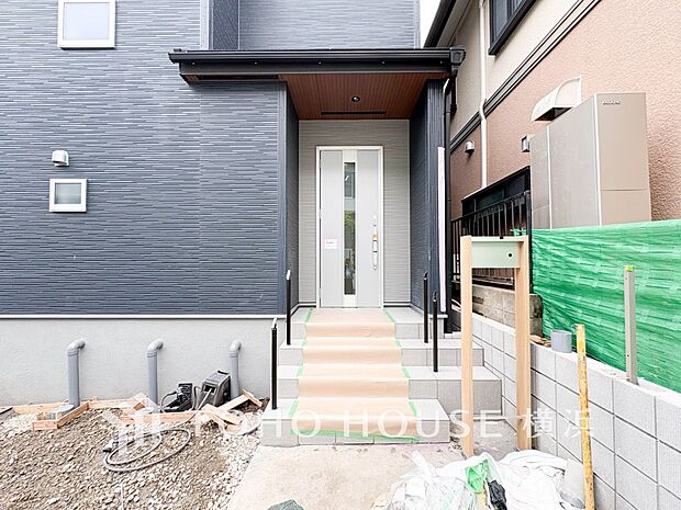 お住まいの顔となる玄関。住まう方のプライドを満たすクオリティを備えています。（2026年6月撮影）