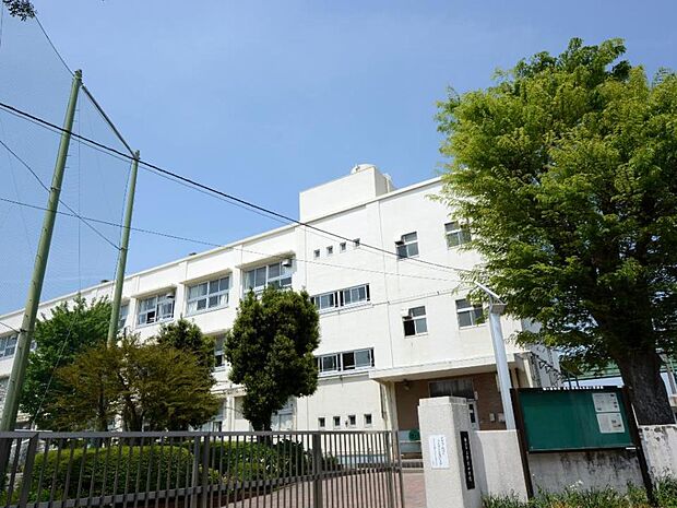 横浜市立鶴ケ峯中学校 1500m 徒歩19分。子育て世代に優しい落ち着いた住環境。