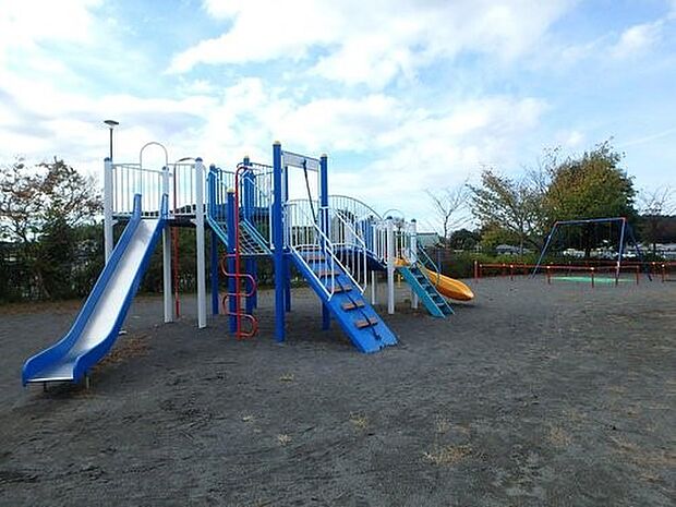 新橋第一公園 450m 住宅街の中の公園です。幅広い年齢層のお子様が遊べる複合遊具があります。