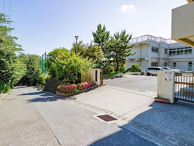 横浜市立岡津中学校 2000m 徒歩25分。子育て世代に優しい落ち着いた住環境。