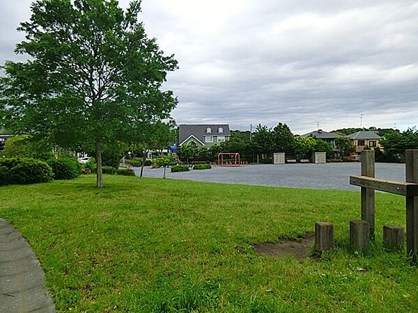 池辺町不動原公園　400m　お子様が元気に走り回れる広々とした公園。大型の複合遊具もあり、楽しく遊べます。