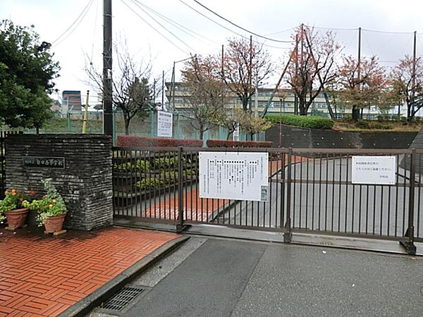 横浜市立都田西小学校　550m　徒歩7分。小学校が近いのは子育てファミリーにもおすすめのポイント。
