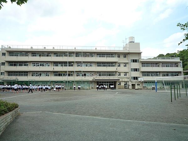 横浜市立都田中学校　550m　徒歩7分。部活などで帰りが遅くなっても安心の距離感です。