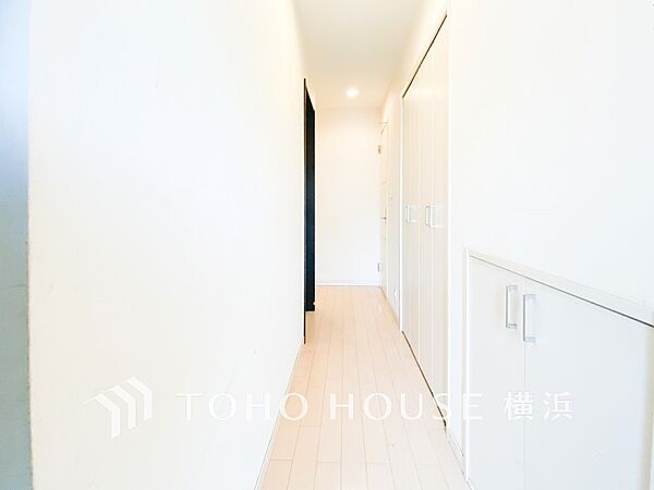 上質感漂う玄関と廊下。居住者の帰り、訪れる方を優しく迎えてくれます。（2026年6月撮影）
