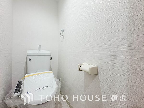 清潔感溢れるトイレ。落ち着いた空間で安らぎのひとときをお過ごしいただけます。