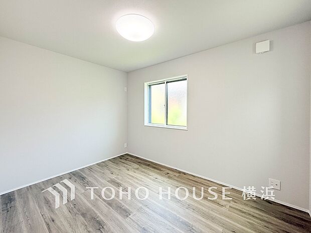 一日の疲れをいやしてくれる寝室。時を忘れて過ごす場所として過ごせるお部屋。