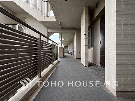 おしゃれに演出された共用部、マンションlifeならではの贅沢な広さと開放感の空間演出を堪能できます。