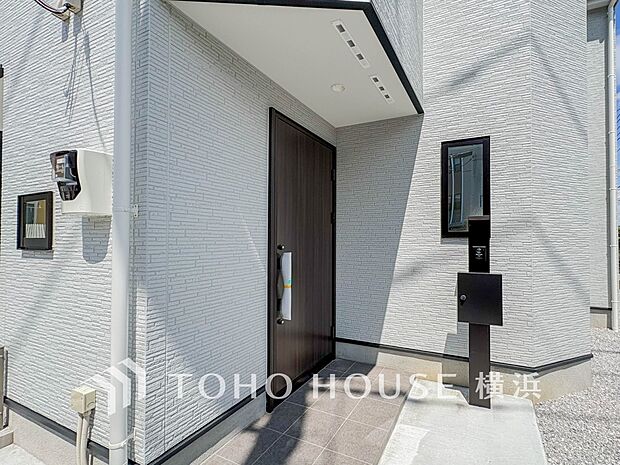 お住まいの顔となる玄関。住まう方のプライドを満たすクオリティを備えています。 