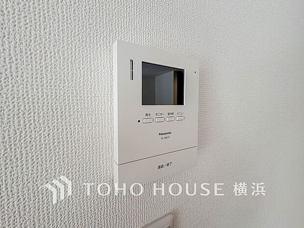 誰が来てもわかる様にモニター付きインターホンを設置。快適と安らぎを合わせた優しい設計。 