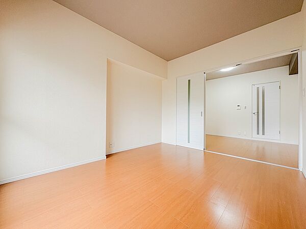 あたたかい日差しがたっぷり降り注ぐLDKは自然と家族の顔があかるい笑顔に。