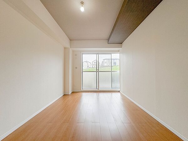 一日の疲れをいやしてくれる寝室。時を忘れて過ごす場所として過ごせるお部屋。