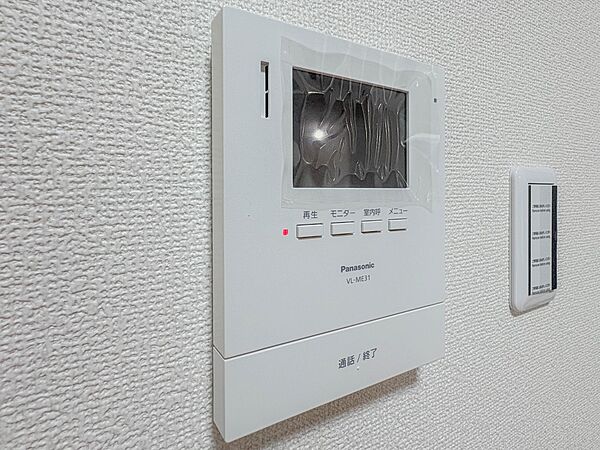 誰が来てもわかる様にモニター付きインターホンを設置。快適と安らぎを合わせた優しい設計。