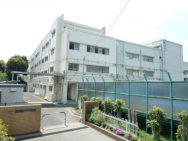 横浜市立保土ケ谷中学校　1400m　徒歩18分。子育て世代に優しい落ち着いた住環境。