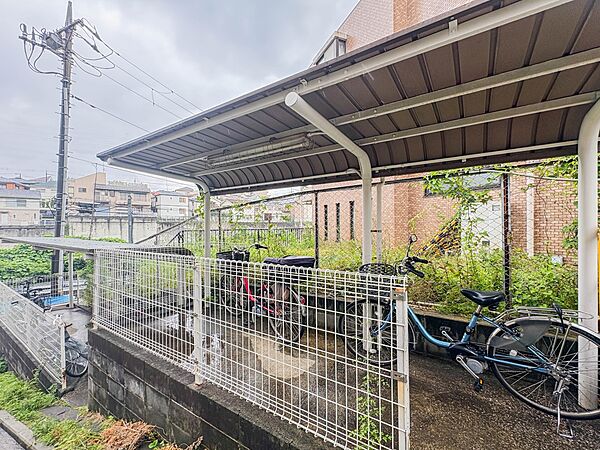 敷地内に確保された広々とした駐輪場。ゆとりあるスペースで愛車の出し入れもスムーズです。