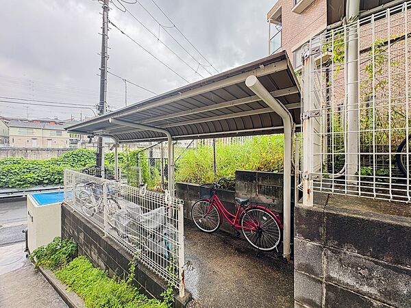 屋根付きの駐輪スペースは、雨風から大事な愛車を守ってくれます。