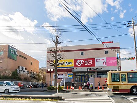 ロピア港南台店 750m 毎日の食卓を飾る食料品を買い求めやすい価格でお買い物ができます。