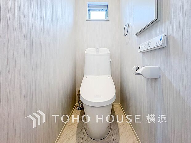換気と明るさに配慮した、清潔感溢れるトイレ。落ち着いた空間で安らぎのひとときをお過ごしいただけます。