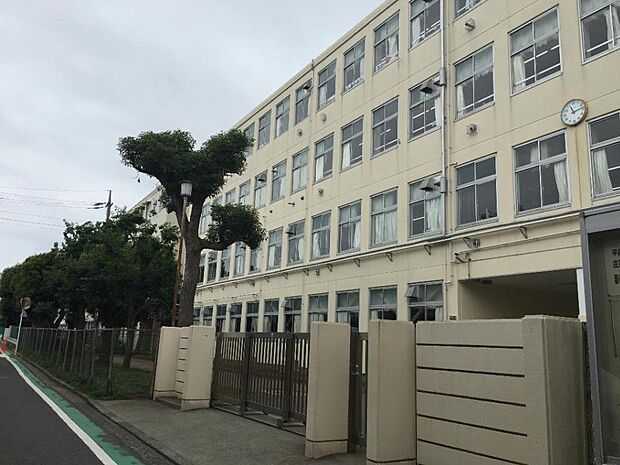 横浜市立上郷中学校 1000m 徒歩13分。部活などで帰りが遅くなっても安心の距離です。