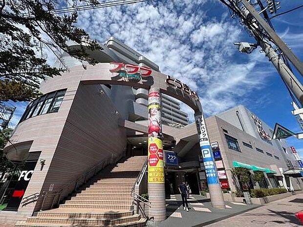 プララSUGITA　750m　杉田駅直結のショッピングプラザ。東急ストアをはじめ、約60のお店やクリニック、施設が入っています。 