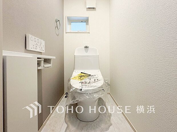 換気と明るさに配慮した、清潔感溢れるトイレ。落ち着いた空間で安らぎのひとときをお過ごしいただけます。