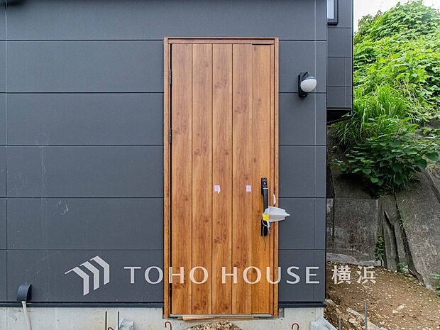 お住まいの顔となる玄関。住まう方のプライドを満たすクオリティを備えています。