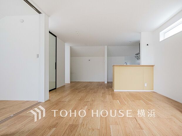 光と風があふれる開放的なリビングダイニングには自然と家族みんなが集まってきます。