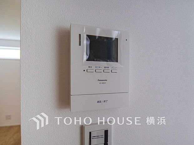 誰が来てもわかる様にモニター付きインターホンを設置。快適と安らぎを合わせた優しい設計。
