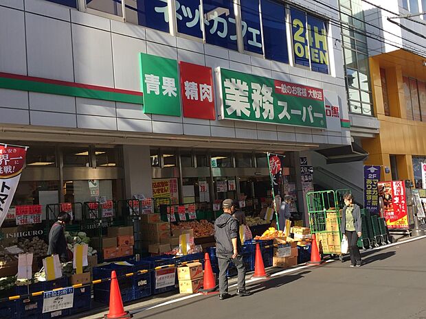 業務スーパー戸塚店 1200m 駅から近く、利便性の高い立地にあり活気があります。