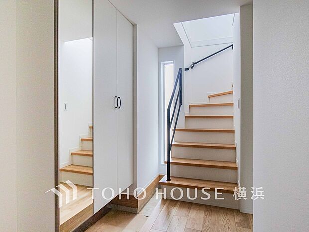 各フロアを結ぶ階段。集いの空間と一人の時間を楽しむプライベートルームをバランスよく繋いでいます。