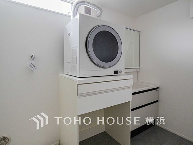小窓が設置され、湿気がこもりやすい室内の換気・採光に配慮されています。