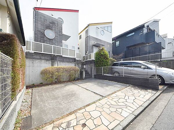 十分な広さのカースペースは、お車2台分の広さがあります。