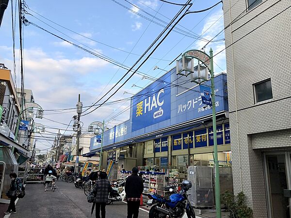 ハックドラッグ洪福寺松原店　1000m　 お薬だけでなく日用品も安くて豊富、食料品や酒類も取り扱っています。