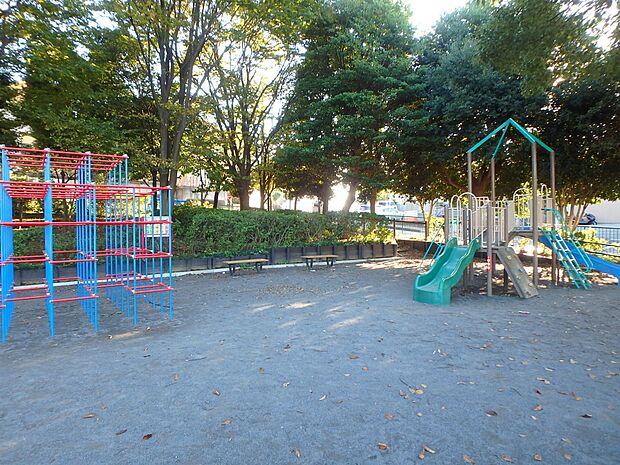 小机町第三公園 400m 子どもが走り回れる広さの公園です。公園の設備には水飲み・手洗い場があります。