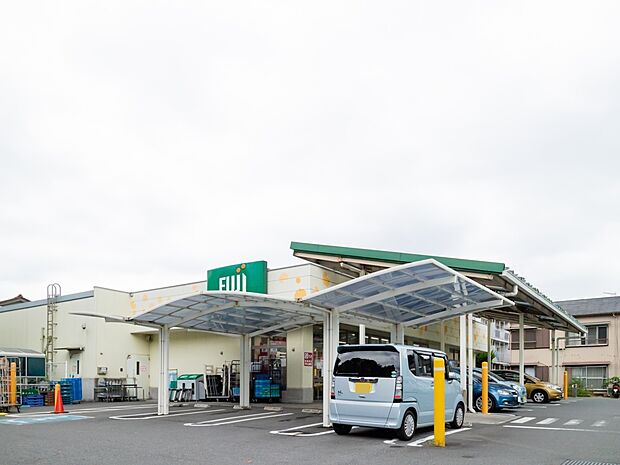 FUJI 菅田店 1000m 宅配サービスも行っていますので、お水やお米などの重たいものを購入の際利用すると便利です。