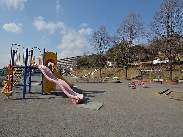 神之木公園　300m　豊かな木々と四季折々の花が咲き人々を和ませてくれます。野球場・自由広場もあります。