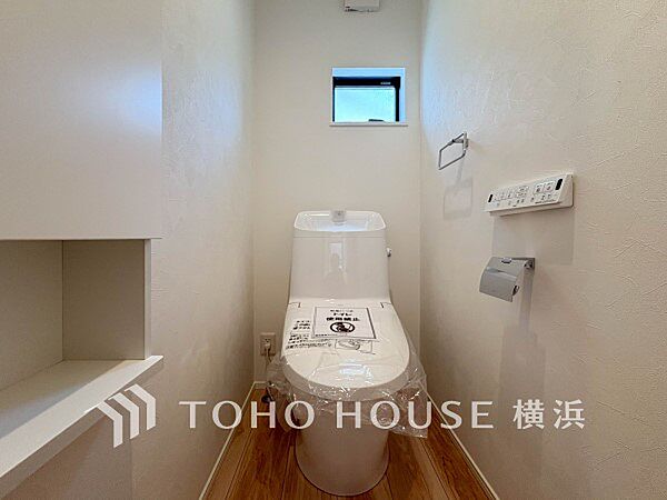 清潔感溢れるトイレ。落ち着いた空間で安らぎのひとときをお過ごしいただけます。