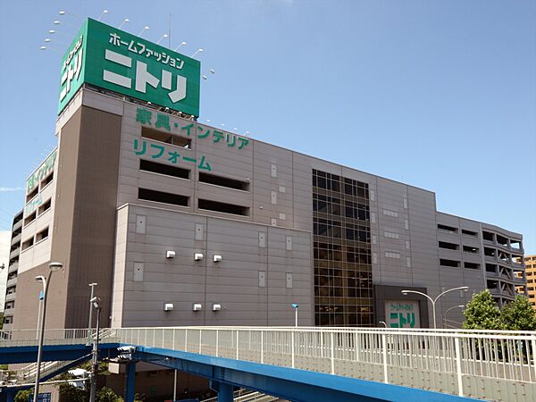ニトリ 新横浜店　1800m　豊かな暮らしをお手伝いしてくれます。大型家具からインテリア用品までトータルで揃うホームセンター。