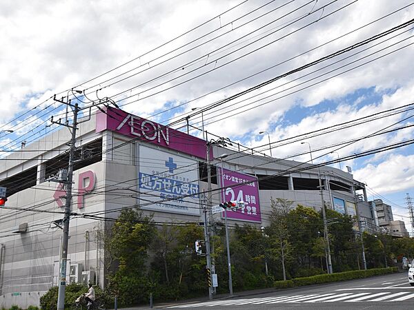 イオン横浜新吉田店　500m　1階は食料品、2階は衣料品、日用品やフードコートがある大型スーパーです。ネットスーパーあり。