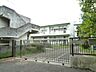 周辺：横浜市立新田小学校　700m　徒歩9分。小学校が近いのは子育てファミリーにもおすすめのポイント。 