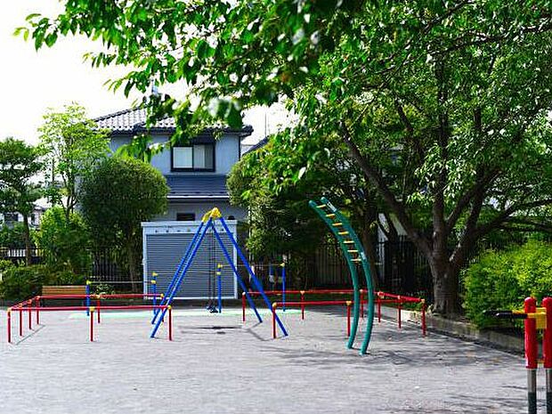 上柏尾第三公園 270m ゆったりとした広場や滑り台、ブランコや健康遊具もあり、幅広い年齢の方の憩いの場です。