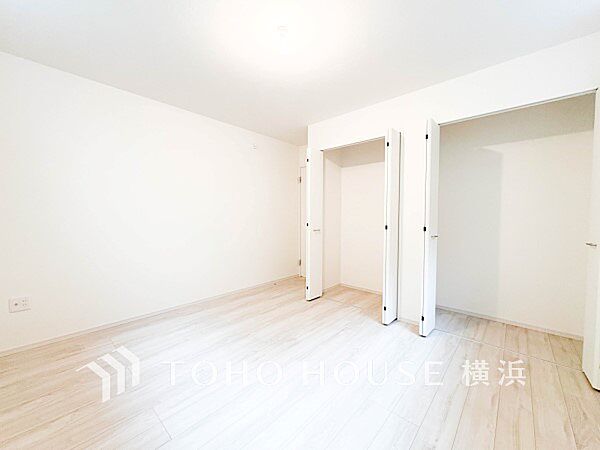 一日の疲れをいやしてくれる寝室。時を忘れて過ごす場所として過ごせるお部屋。