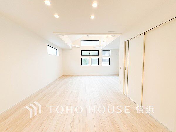 吹き抜け。こだわりの室内には至福のシーンが繰り広げられます。