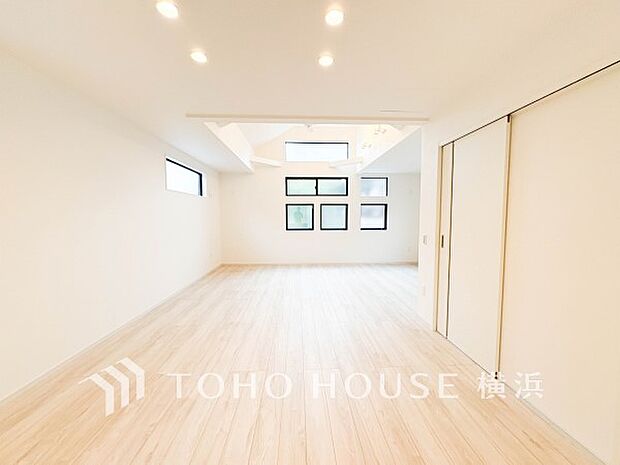 吹き抜け。こだわりの室内には至福のシーンが繰り広げられます。