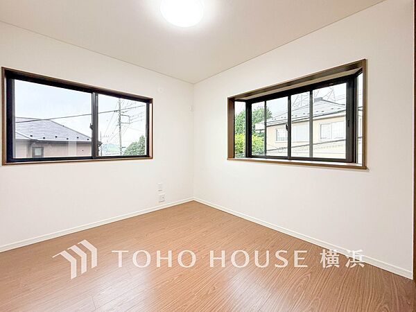 一日の疲れをいやしてくれる寝室。時を忘れて過ごす場所として過ごせるお部屋。
