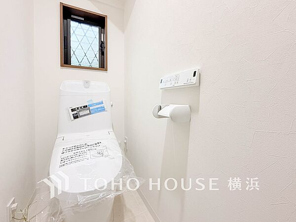換気と明るさに配慮した、清潔感溢れるトイレ。