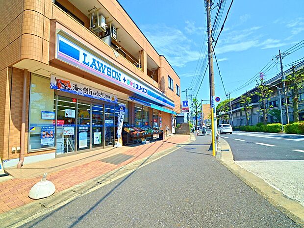ローソン・スリーエフ 港北篠原町店 700m 24時間営業。近くにあるとちょっとした買い物にも便利ですね。