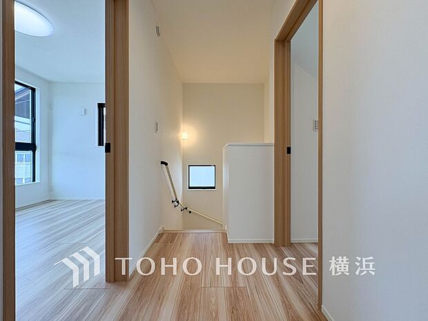 清潔感漂う廊下。各お部屋をつなぐ主要空間として美しく存在しています。
